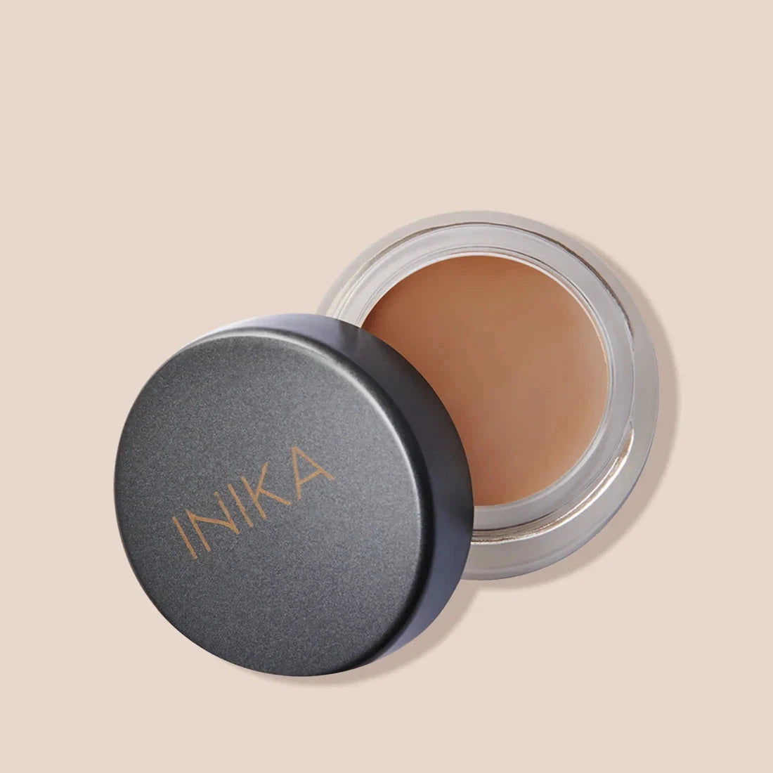 Inika Full Coverage Concealer Tawny leicht geöffnet.