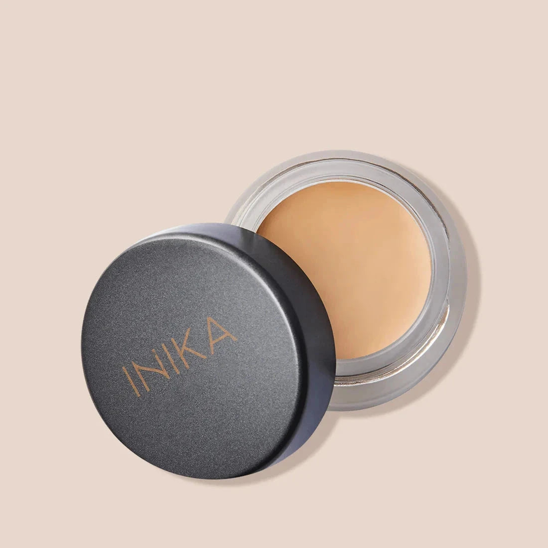 Inika Full Coverage Concealer Vanilla leicht geöffnet.