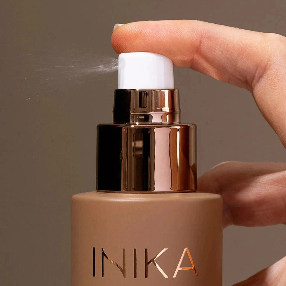 Ein es wird ein Sprühstoße aus der Natural Tanning Mist Pumpflasche gesprüht.