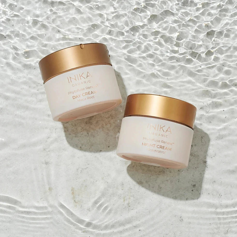 INIKA Phytofuse Renew Night Cream liegt neben der Day Cream