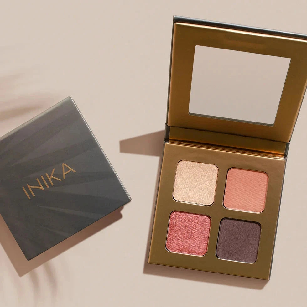 INIKA Organic Quad Eyeshadow Palette (Flowers) geöffnet, daneben eine geschlossene Palette.