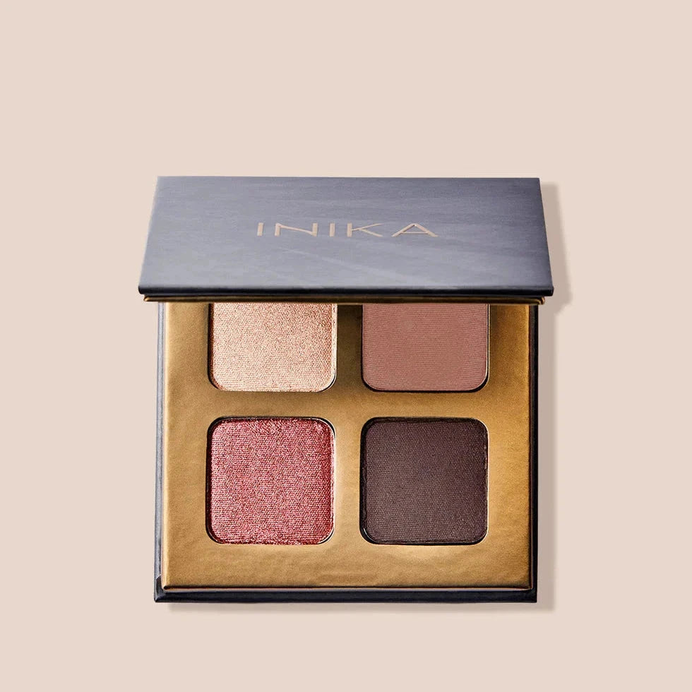 INIKA Organic Quad Eyeshadow Palette (Flowers) leicht geöffnet.