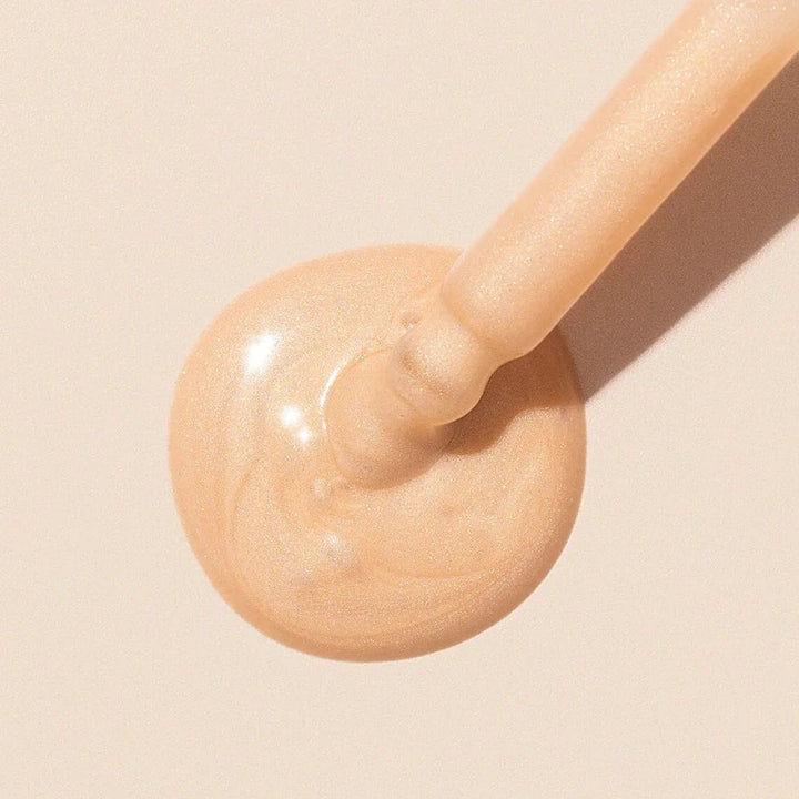 Eine Pimpette mit einem Klecks Radiant Glow Veil von Inika Organic.