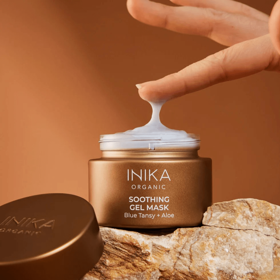 INIKA Organic Soothing Gel Mask im nachhaltigen Behälter mit kühlender Gel-Textur – natürliche Hautberuhigung