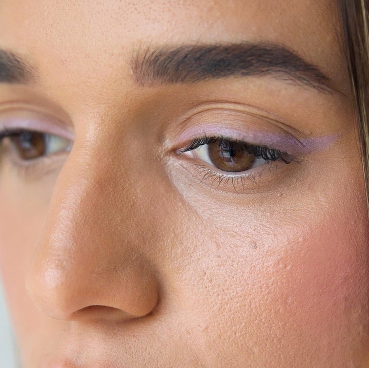 Nahaufnahme Auge, geschminkt mit dem Jojoba Pencil gem.