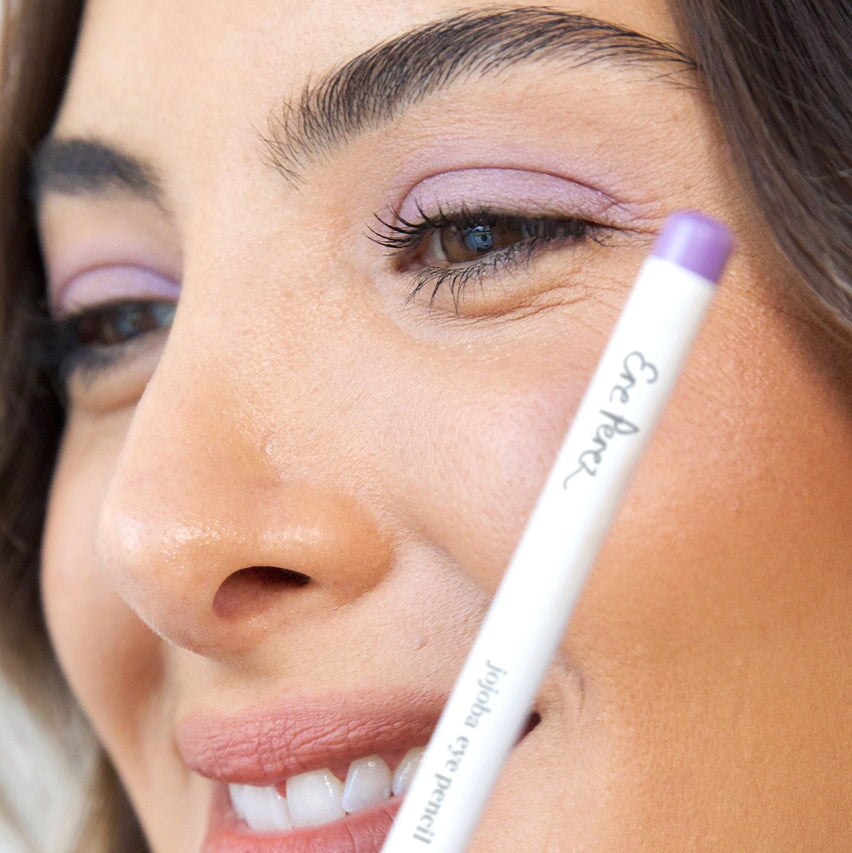 Nahaufnahme Gesicht und Jojoba Pencil gem.