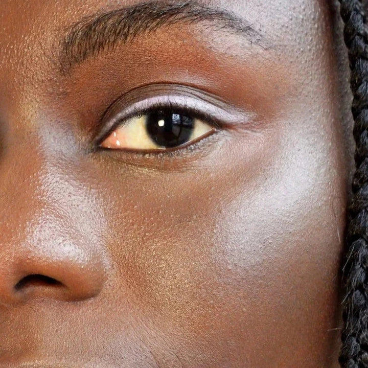 Nahaufnahme Auge, geschminkt mit dem Jojoba Pencil gem.