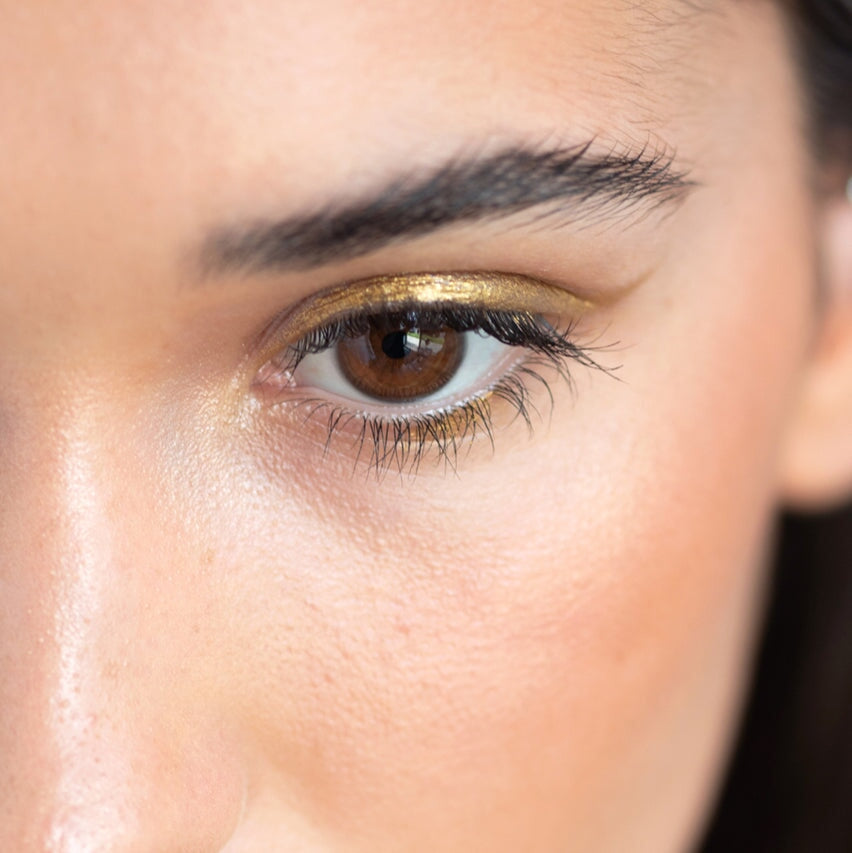 Nahaufnahme eines Augens, geschminkt mit dem Jojoba Eye Pencil "Oro" von Ere Perez.
