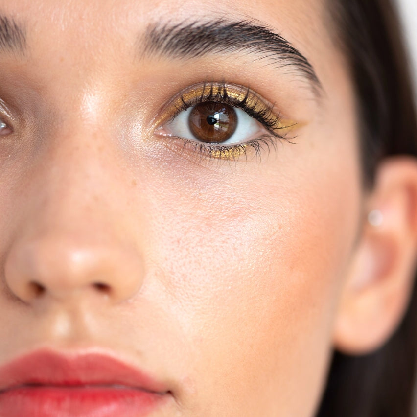 Nahaufnahme eines Augens, geschminkt mit dem Jojoba Eye Pencil "Oro" von Ere Perez.