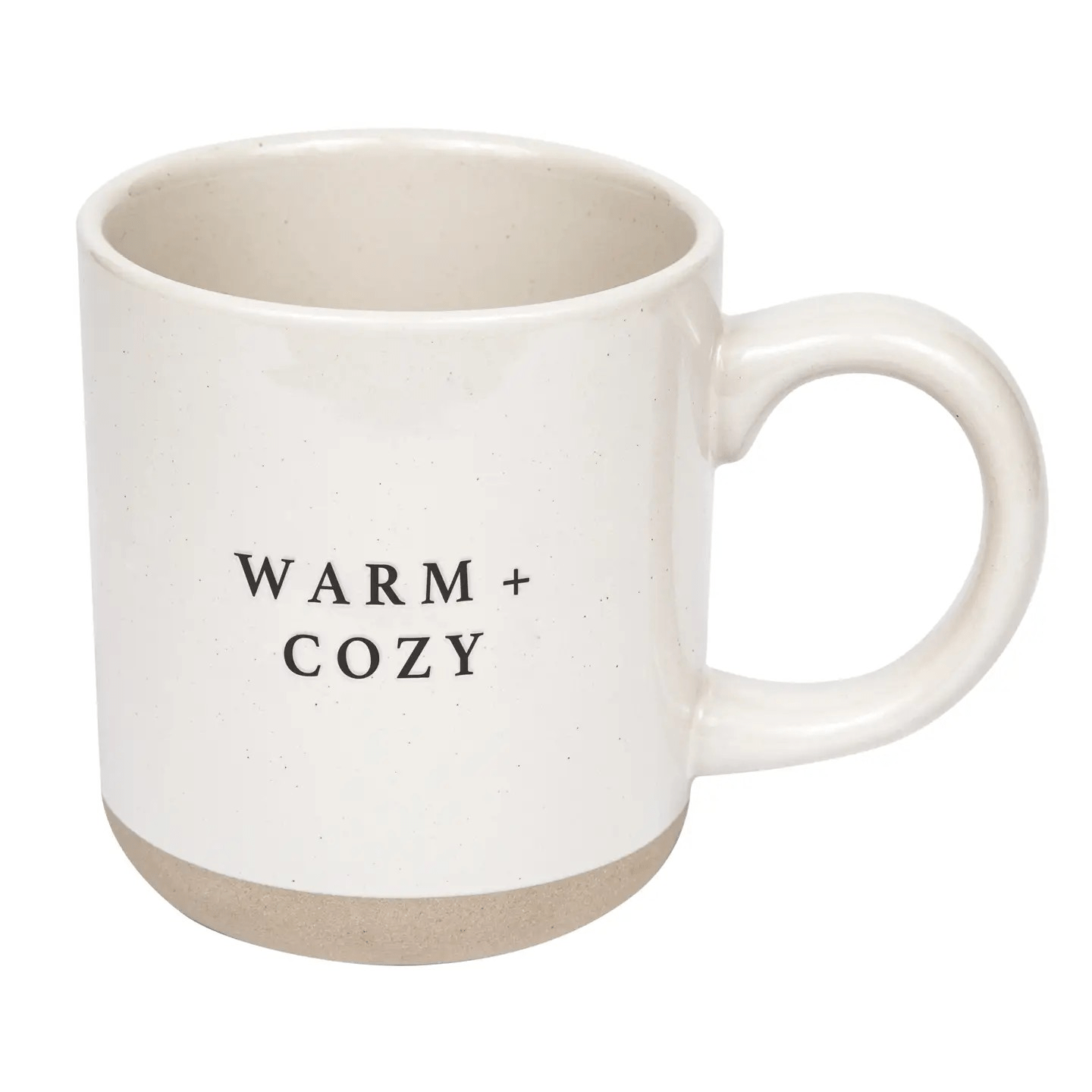 Steingut-Kaffeetasse mit handschriftlichem Aufdruck „Warm and Cozy“ in schwarzer Schrift, auf hellem Hintergrund