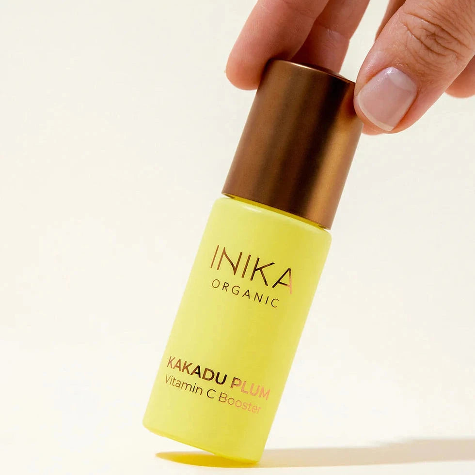 INIKA Kakadu Plum Vitamin C Booster Serum wird in die Kamera gehalten.