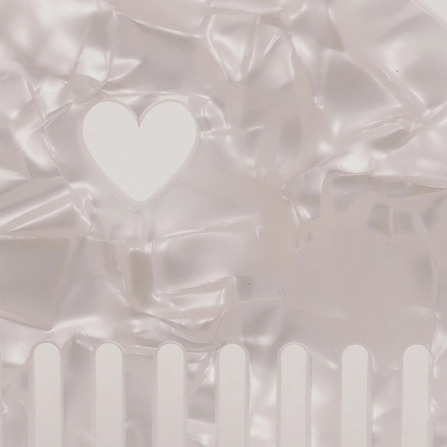 Detailansicht Eulenschnitt Kamm Herz Pearl – sanftes Entwirren für alle Haartypen