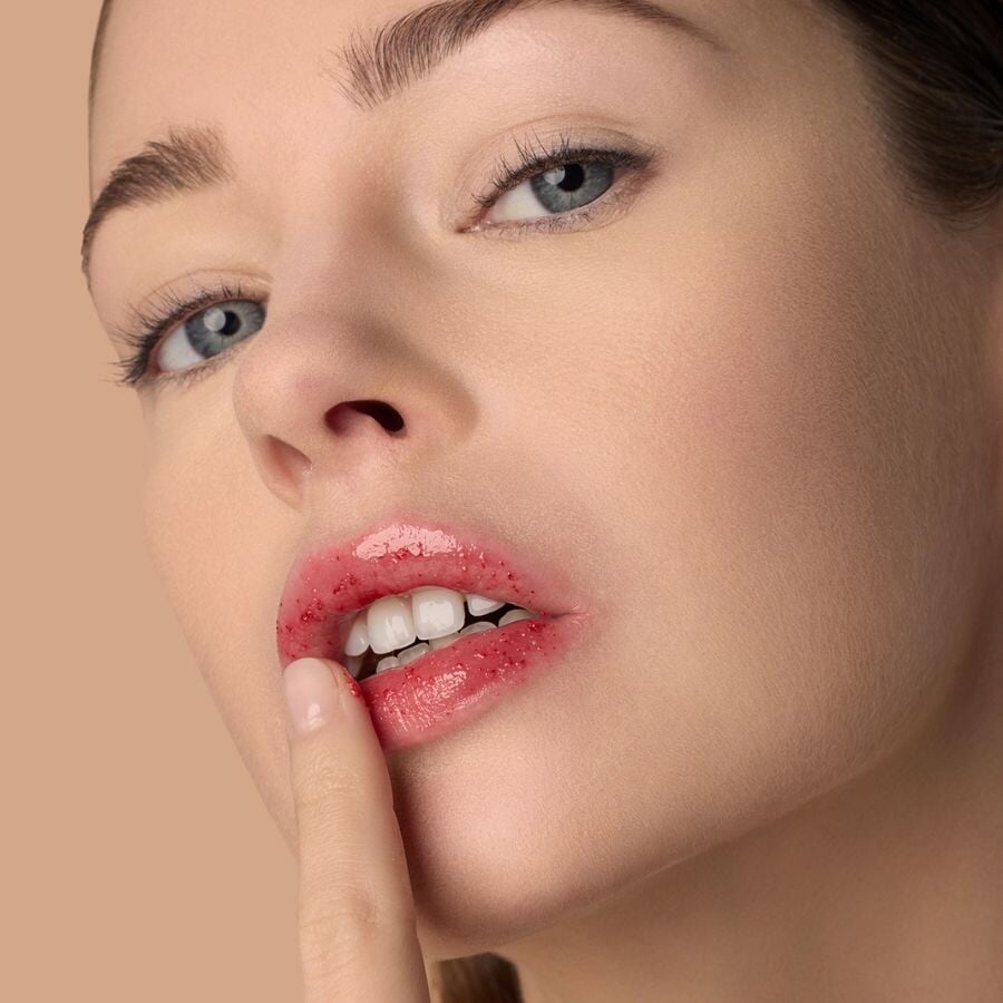 Anwendung des Le Rouge Français Apollon No 601 Lippenpeelings