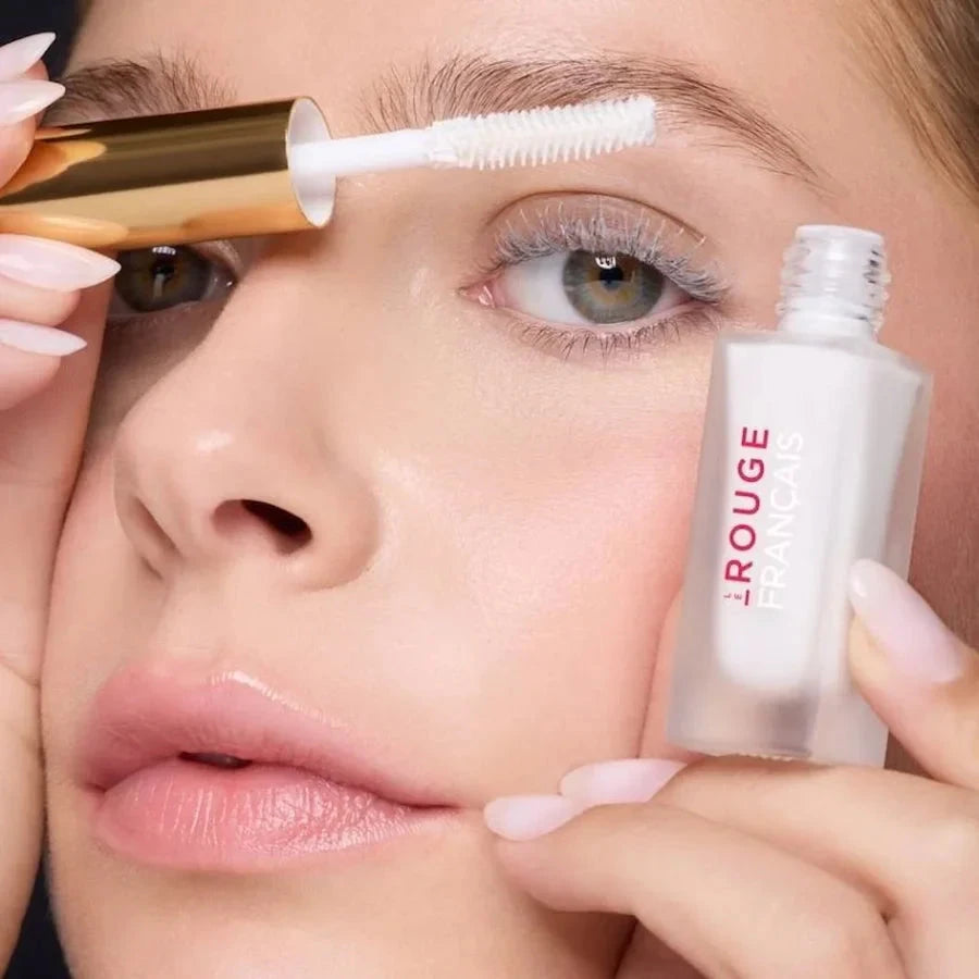 Gesicht mit Wimpernserum von Le Rouge Francais.