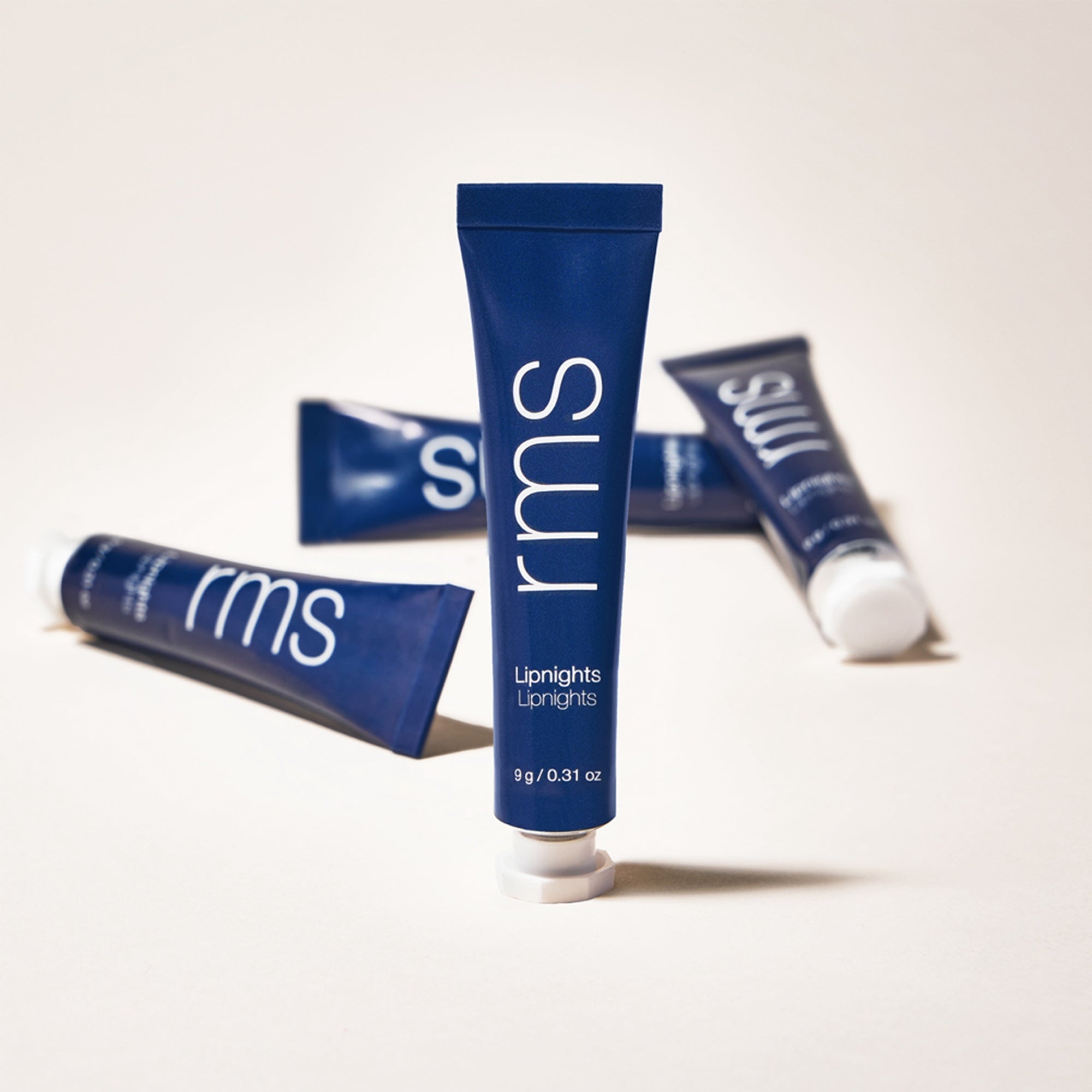 Vier RMS Lipnights Tuben, eine davon steht im Vordergrund, liegen auf weißem Untergrund.