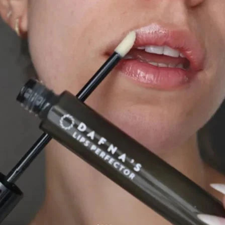 LIPS PERFECTOR von DAFNA´S wird mit dem Aplikator auf Lippen aufgetragen.
