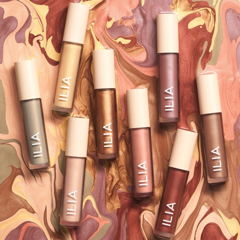 Verschiedene Liquid Powder CHROMATIC Eye Tint von ILIA auf Farbbeispielen.