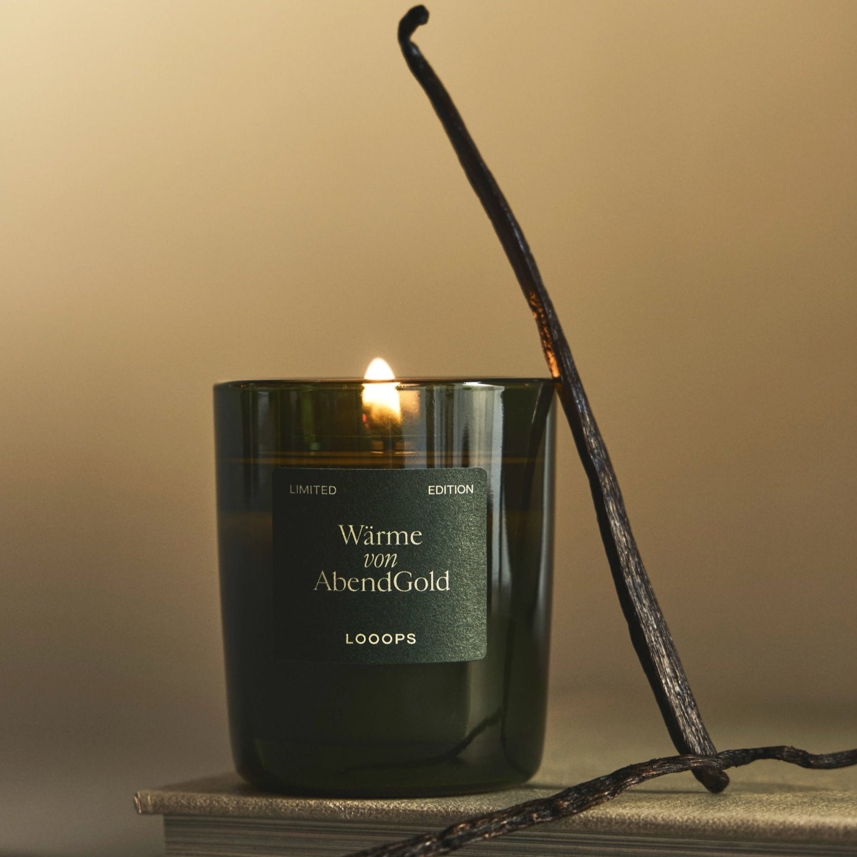 Brennende Looops Kerze Wärme von Abendgold - dekoriert mit Zimtstangen