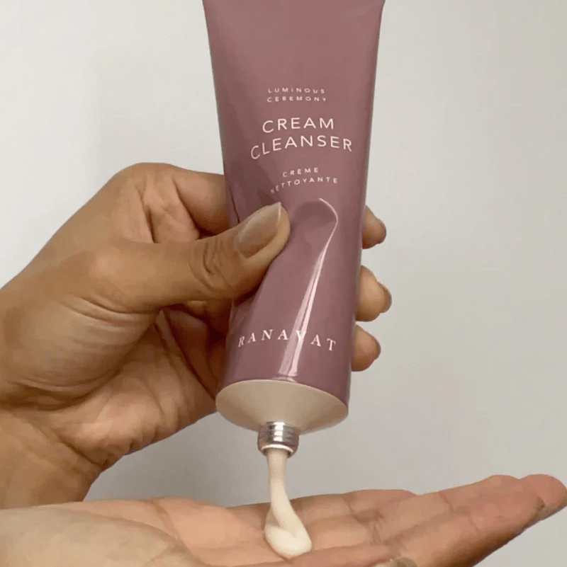 Ranavat Luminous Ceremony Cleanser Tube in Gebrauch vor weißem Hintergrund