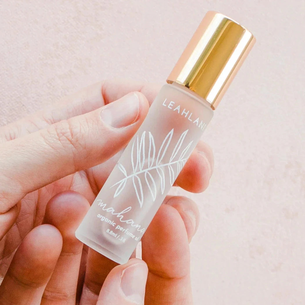 Mahana Perfume Oil wird von Händen gehalten.