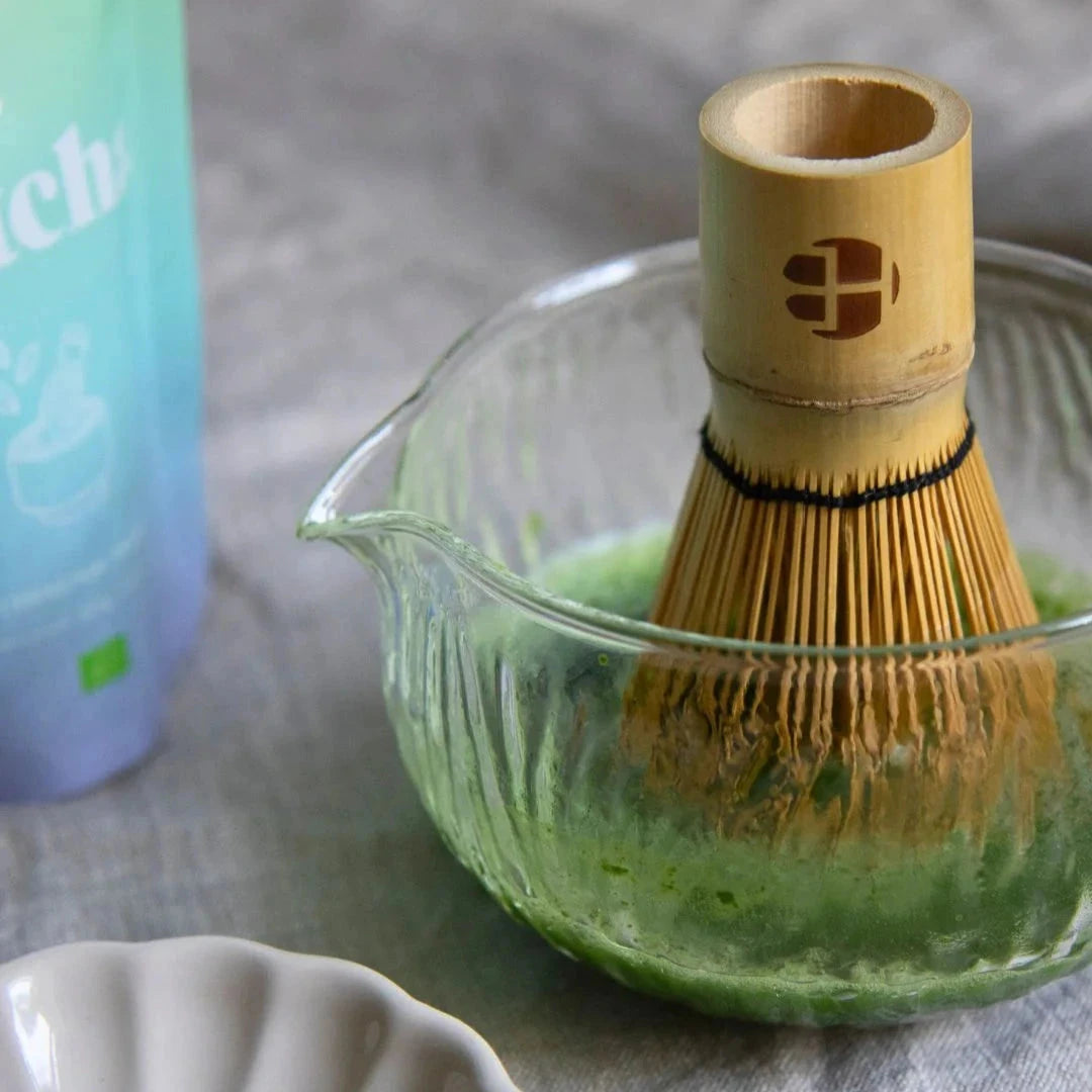 Matcha Besen (Chasen) in einer Glas-Matcha-Bowl.