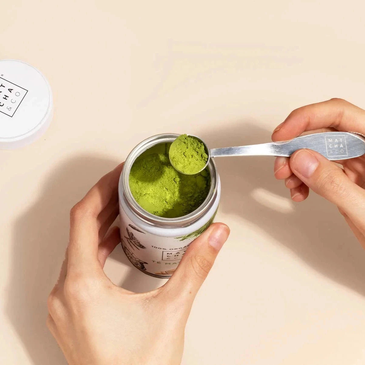 Fein gemahlenes Bio-Matcha-Pulver des Original Matcha Tee von Matcha & Co