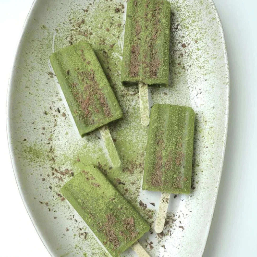 KIANO Vier Matcha Power Eis auf Porzellanplatte