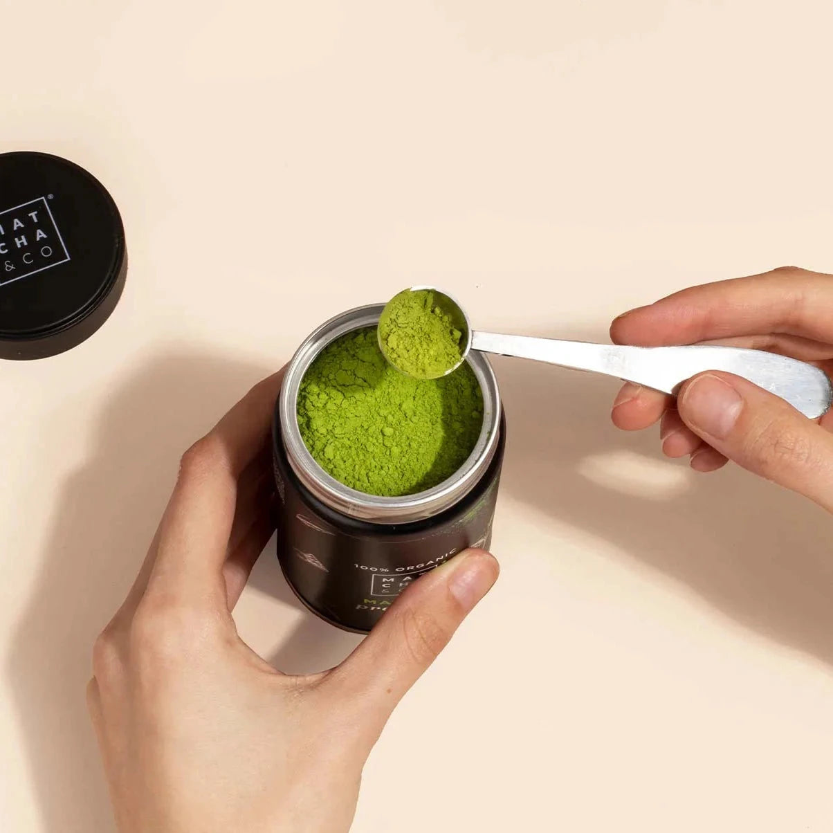 Intensiv grünes, fein gemahlenes Teepulver – MATCHA & CO Premium Ceremonial Matcha für höchste Ansprüche