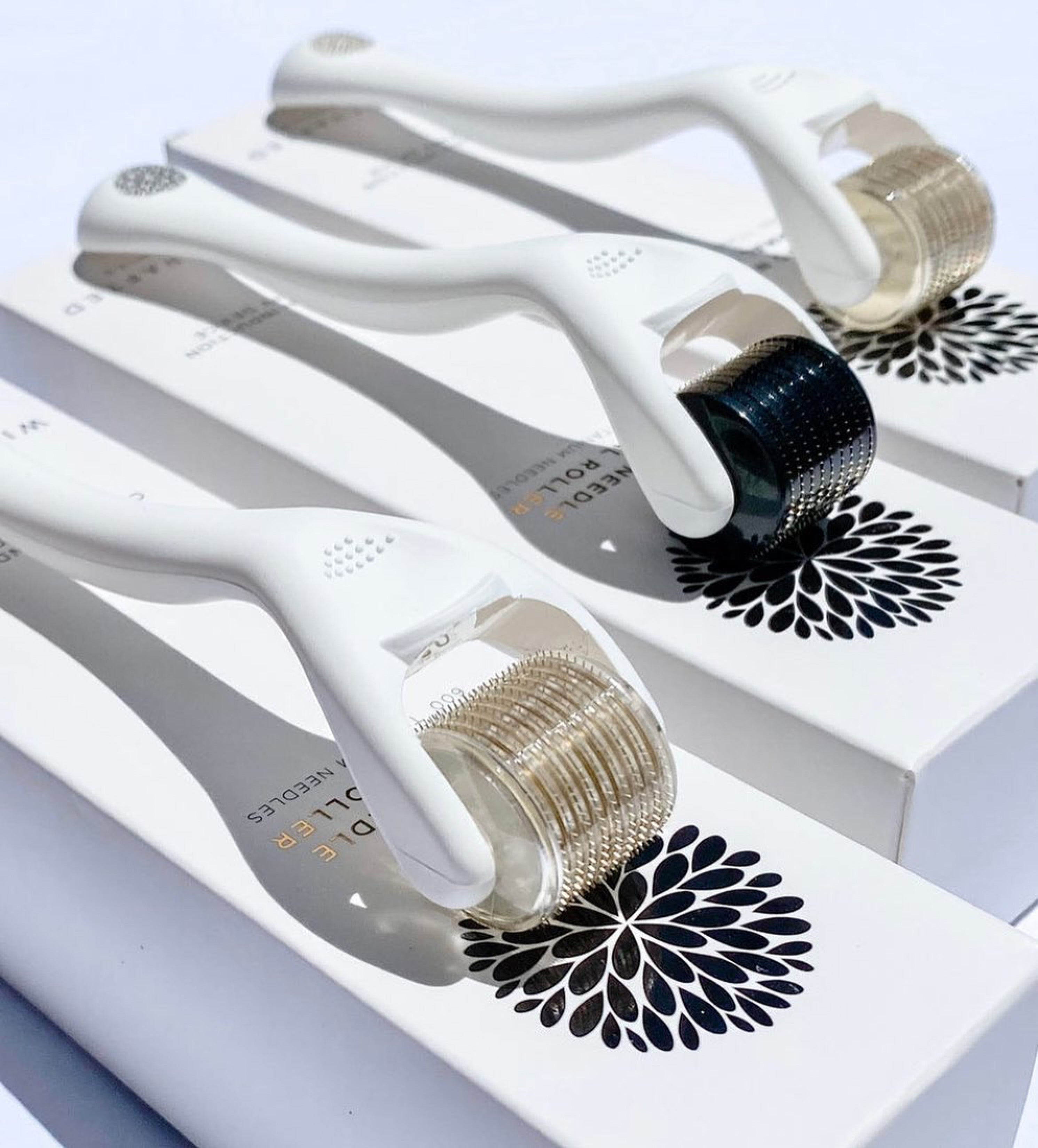 Nahaufnahme von 3 Wildcrafted Organics Microneedle Dermal Rollern.