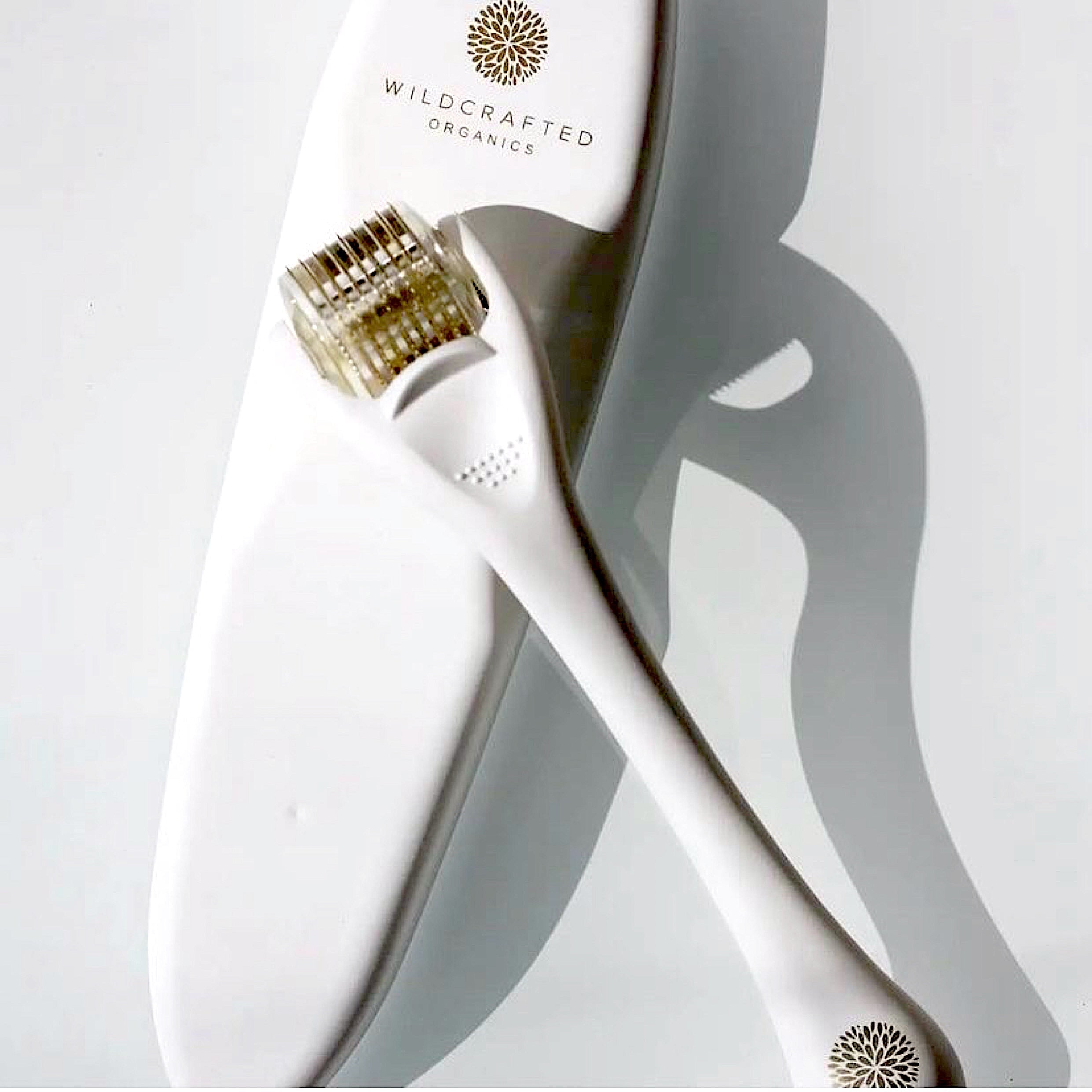 Wildcrafted Organics Microneedle Dermal Roller liegt auf der Verpackung.