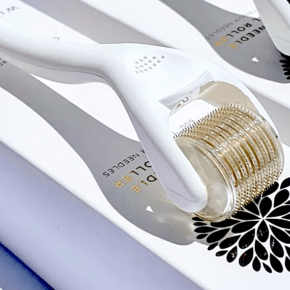 Nahaufnahme des Wildcrafted Organics Microneedle Dermal Rollers.