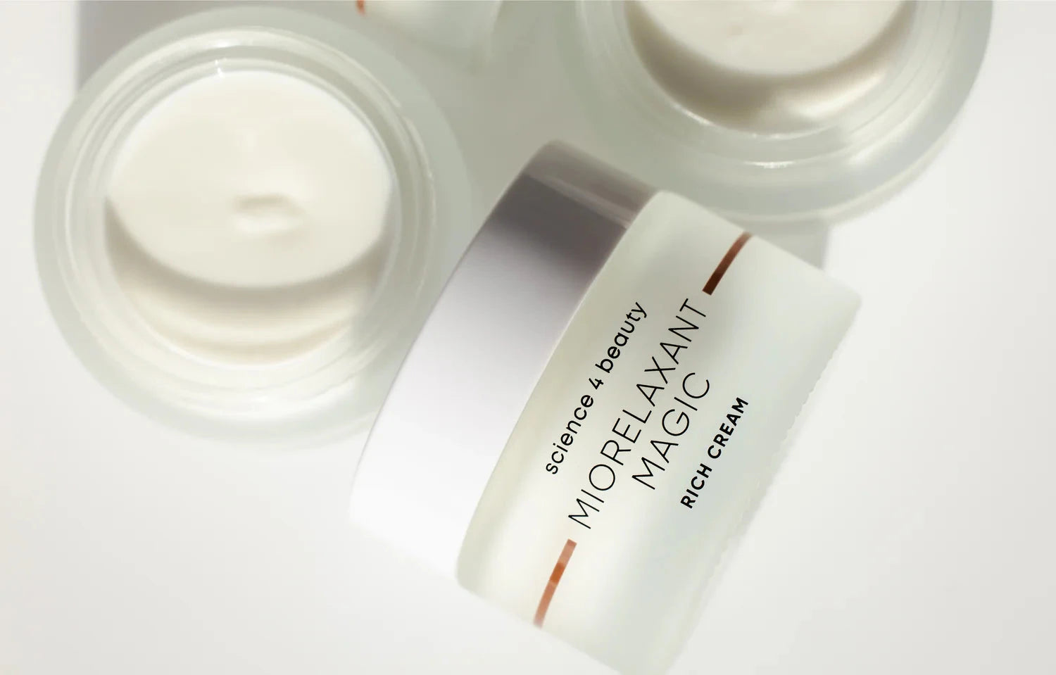 Geöffneter Tiegel der MIORELAXANT MAGIC™ Rich Cream – cremige violette Textur für regenerierte, glatte Haut