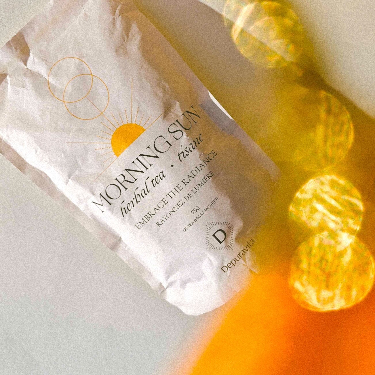 Morning Sun Tee Packung von Depuravita aus der Vogelperspektive mit Lichtreflexen.