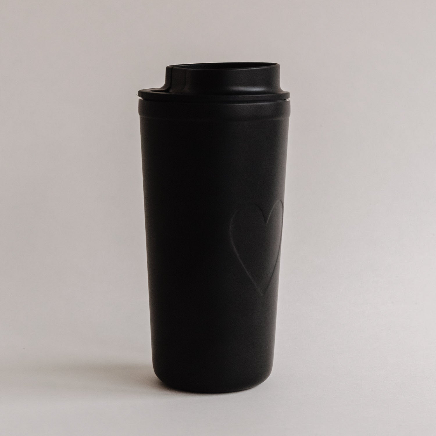 To go Becher mit Herz in schwarz