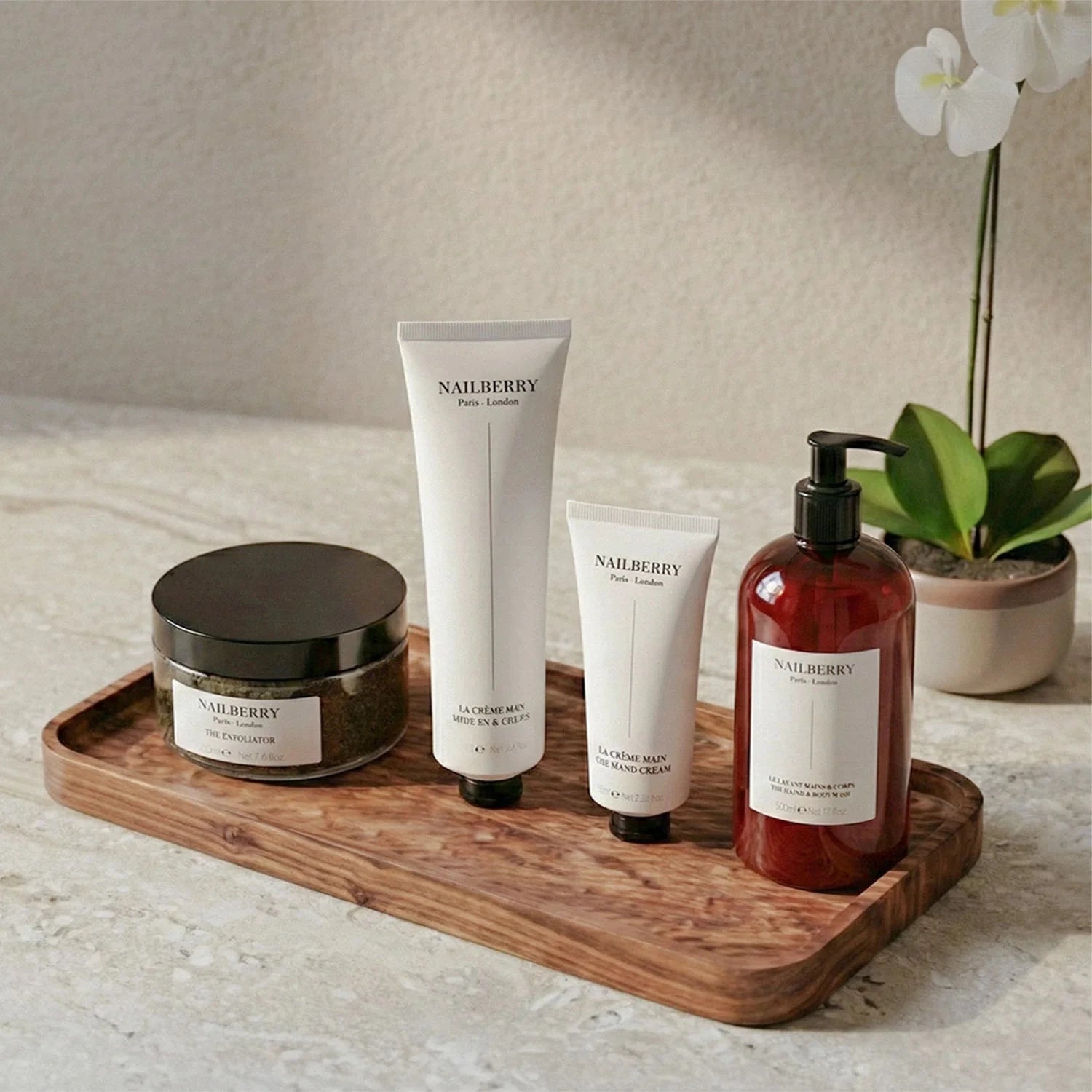 Cremiger Schaum des natürlichen Hand- und Duschgels mit pflanzlichen Reinigungsstoffen