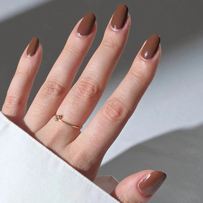 Hand mit Nagellack Nuts About You von Nailberry.