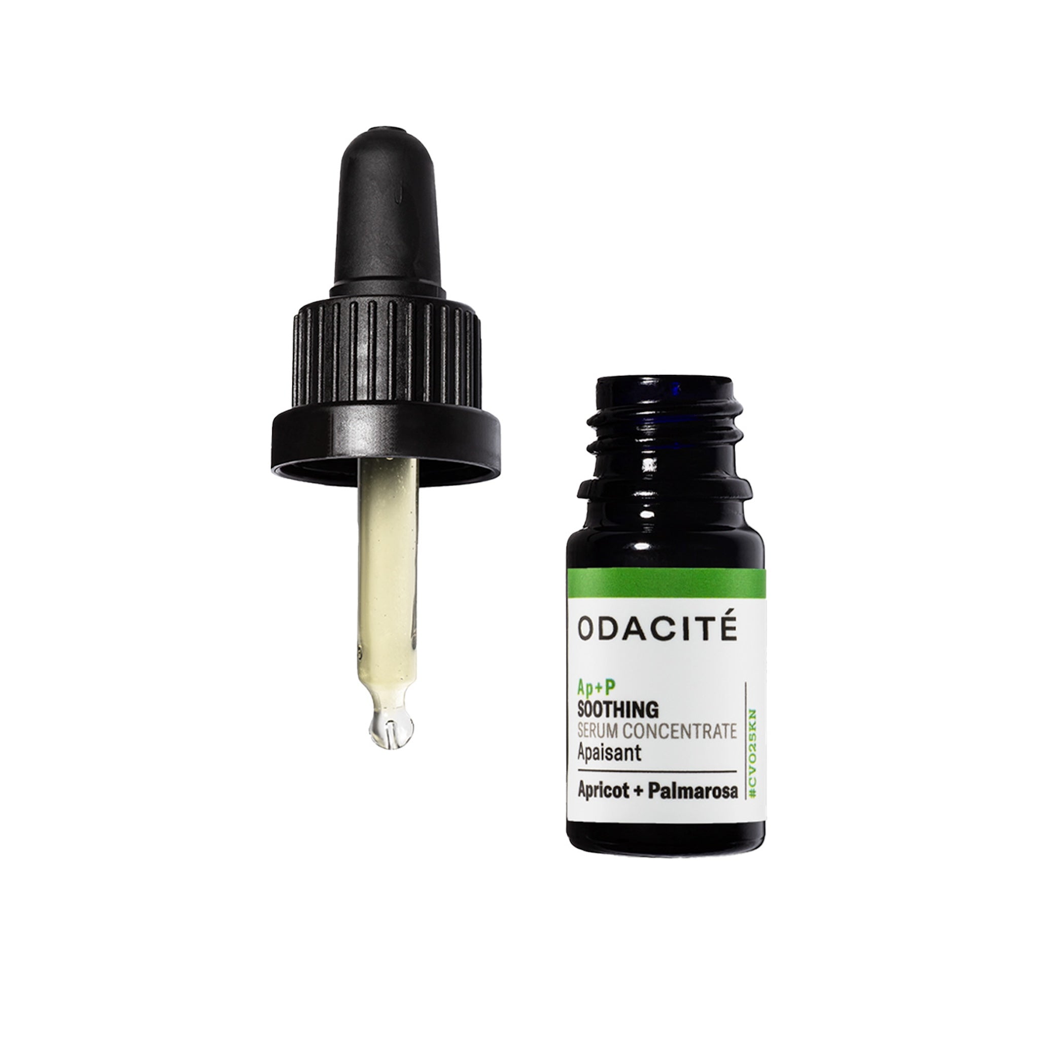 Odacité Ap+P Soothing Serum Concentrate mit geöffneter Pipette und Gesichtsöl auf weißem Hintergrund
