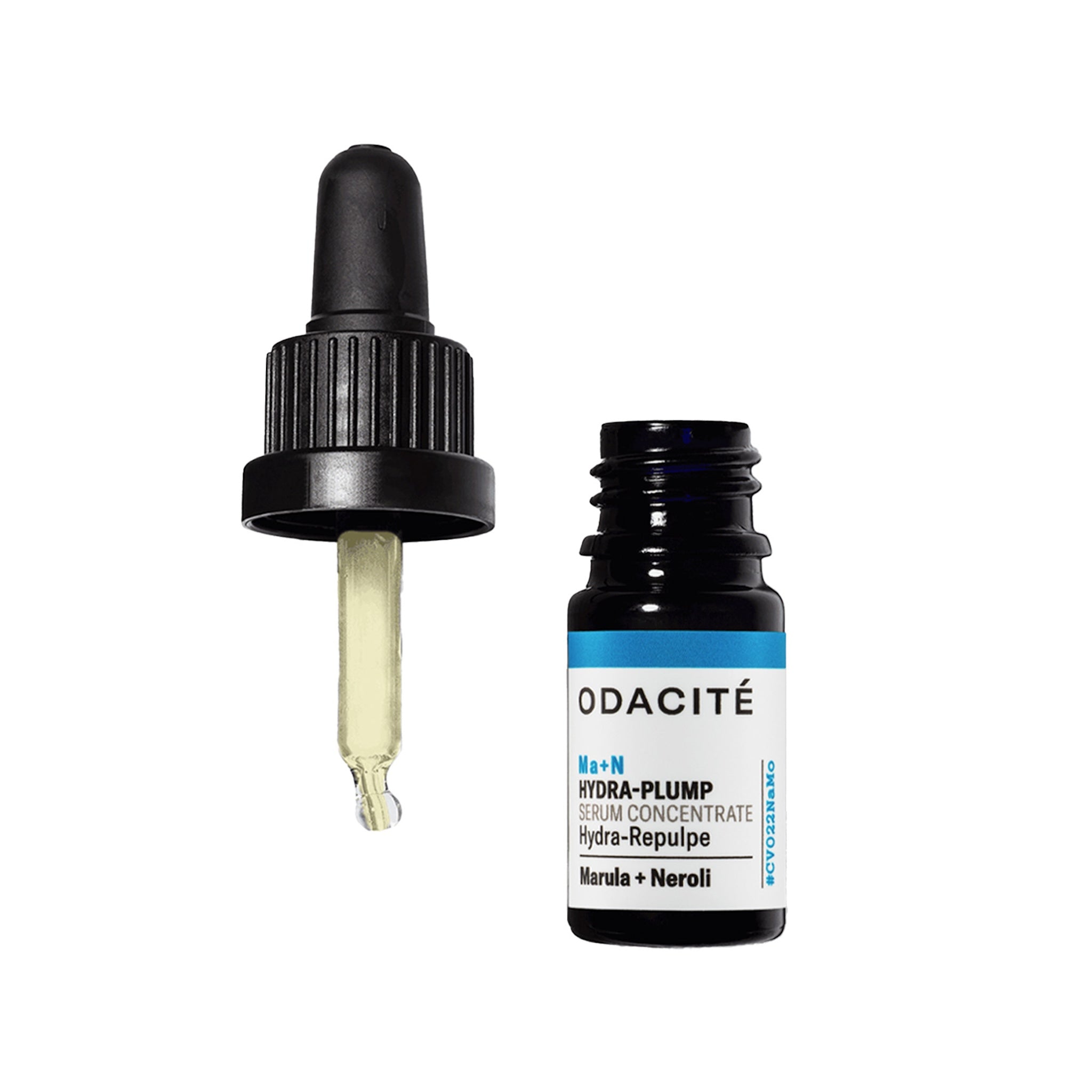 Odacité Ma+N Hydra-Plump Serum Concentrate mit geöffneter Pipette und Gesichtsöl auf weißem Hintergrund