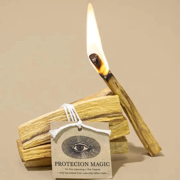 ANIMA MUNDI Palo Santo Hölzer mit brennendem Streichholz