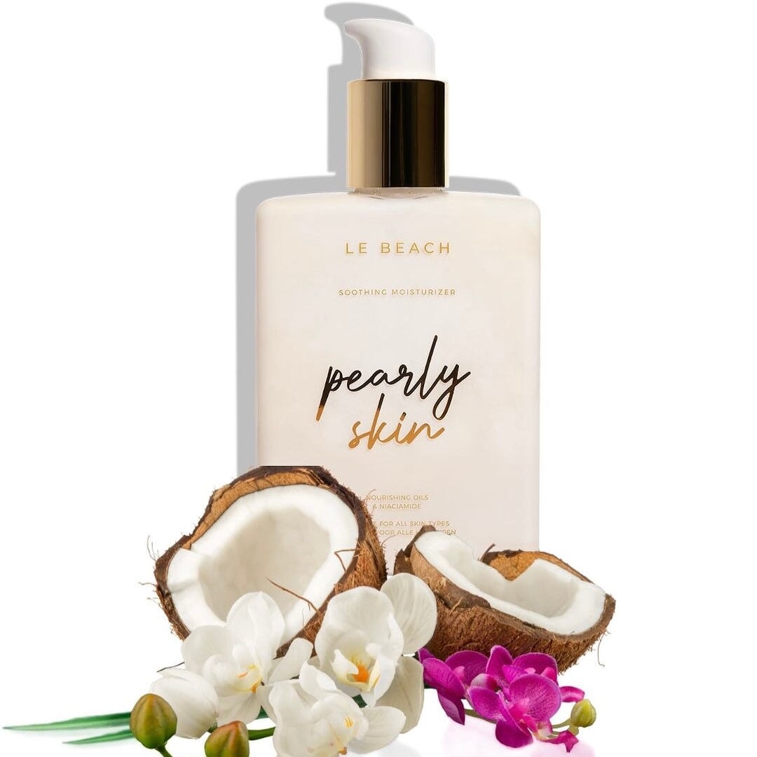 Le Beach Pearly Skin mit Kokosnuss und Orchideen.