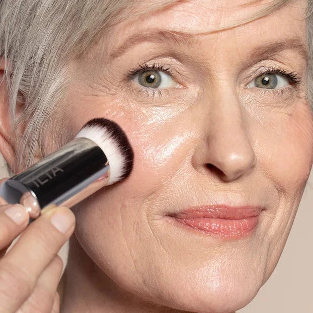ILIA Perfecting Buff Brush in Gebrauch auf weiblichem Gesicht