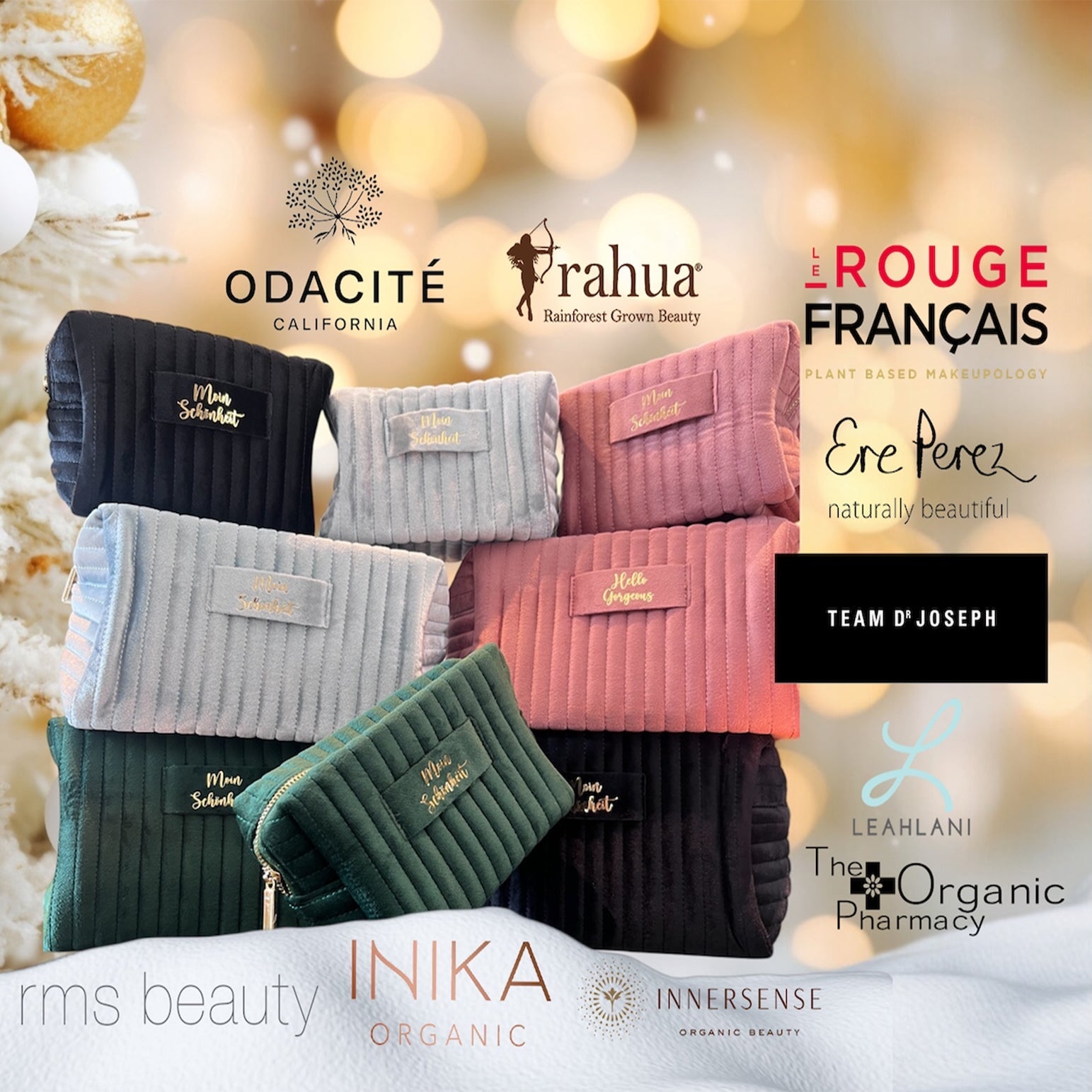 Verschiedene Samttaschen mit Aufschrift "Moin Schönheit" im Schnee mit verschiedenen Markennamen von Clean Beauty Herstellern um die Taschen herum