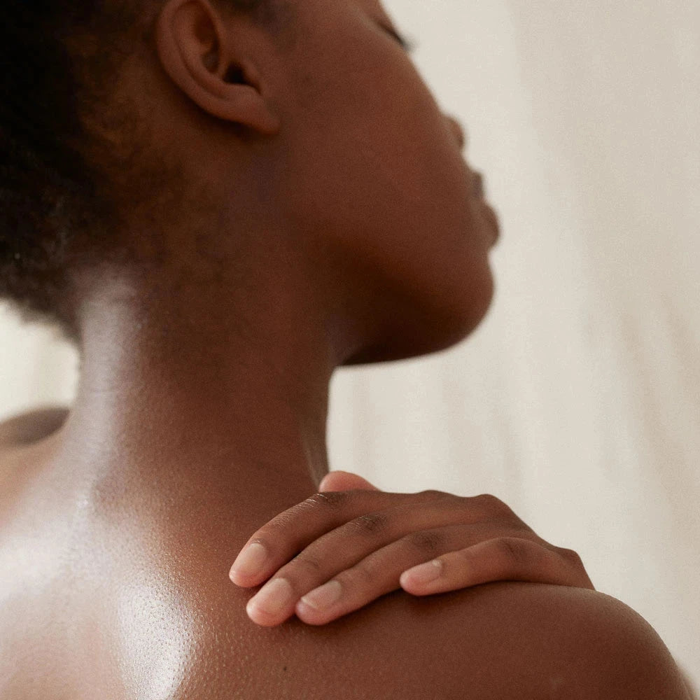 Feuchtigkeitsspendende Hadrating Body Lotion von Team Dr Joseph wird auf die Haut aufgetragen – natürliche Pflege für trockene Haut