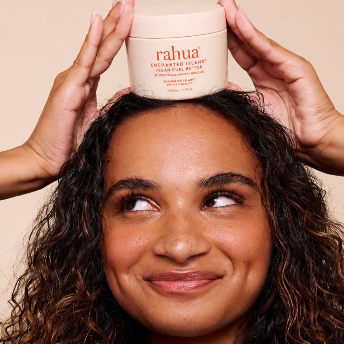 rahua Enchanted Island Vegan Curl Butter auf dem Kopf einer Frau.