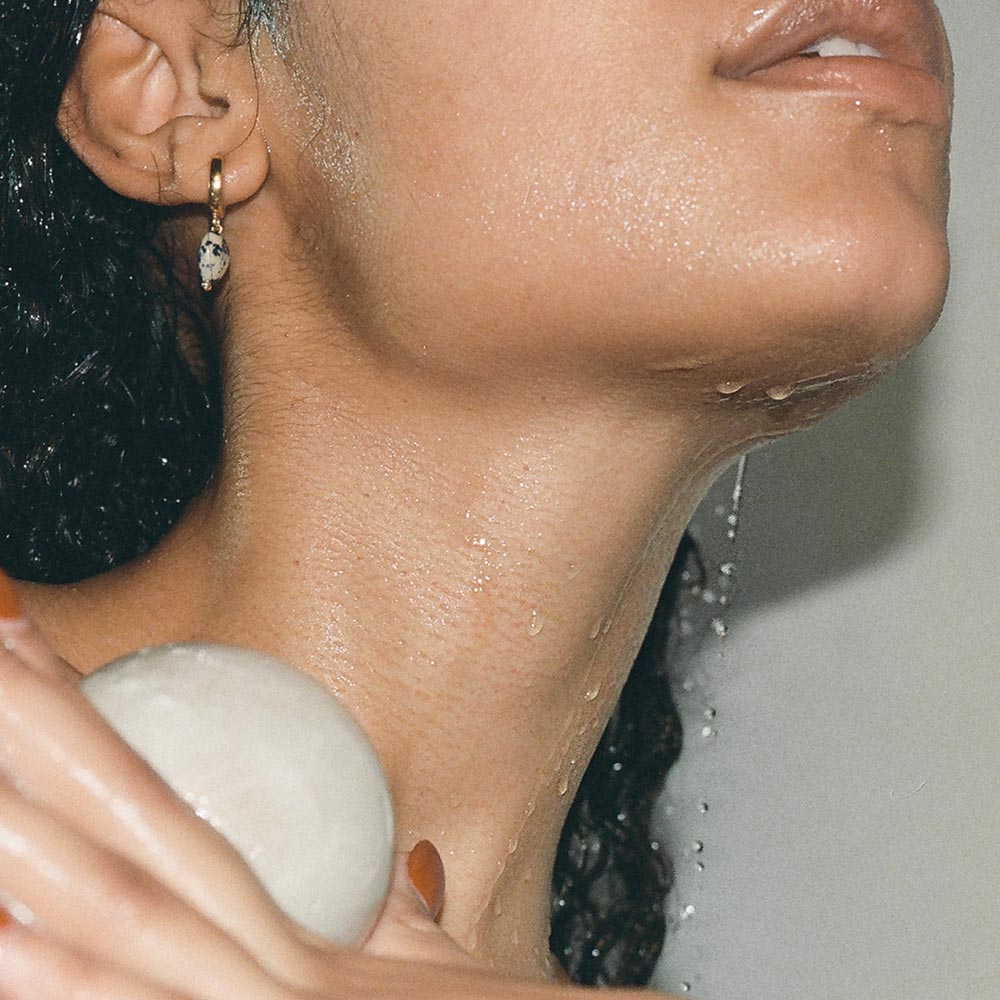 Sanfte Reinigung mit dem festen Duschgel von Team Dr. Joseph – für die ganze Familie geeignet.