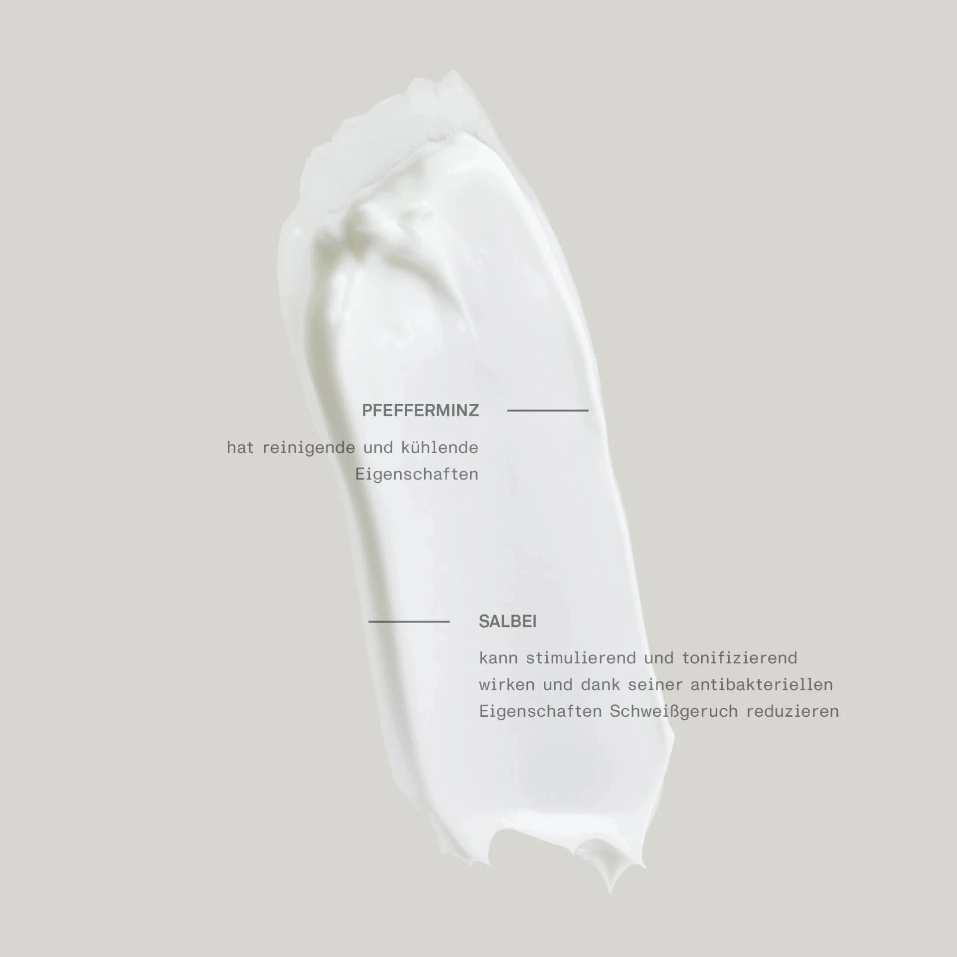 Cremige, weiße Balsamtextur des Team Dr Joseph Fußbalsams als Produkt-Swatch auf glatter Oberfläche – dickflüssig, pflegend und leicht glänzend.