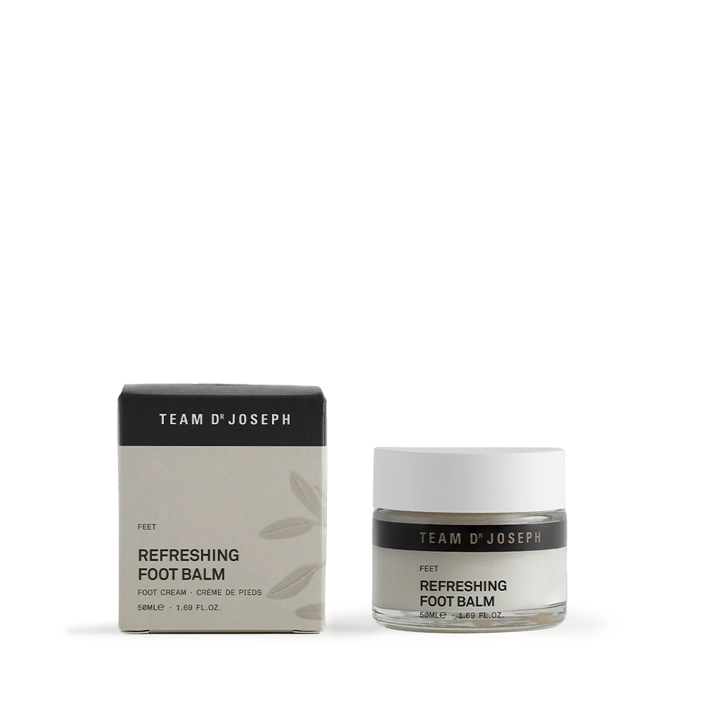 Team Dr Joseph Refreshing Foot Balm – eleganter Glastiegel mit weißem Schraubdeckel und schwarzem Etikett, neben edler Verpackung