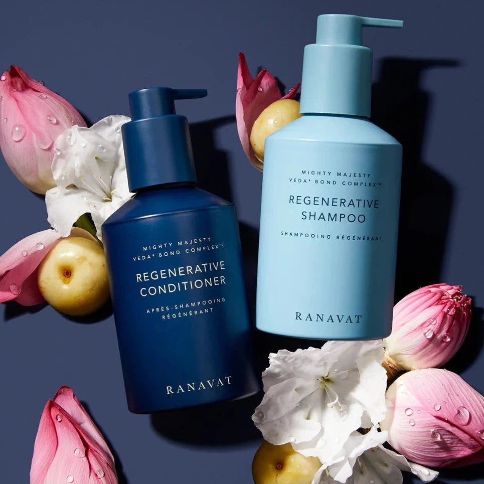 Ranavat Regenerative Conditioner und Regenerative Shampoo Flaschen mit rosa Blüten und gelben Früchten