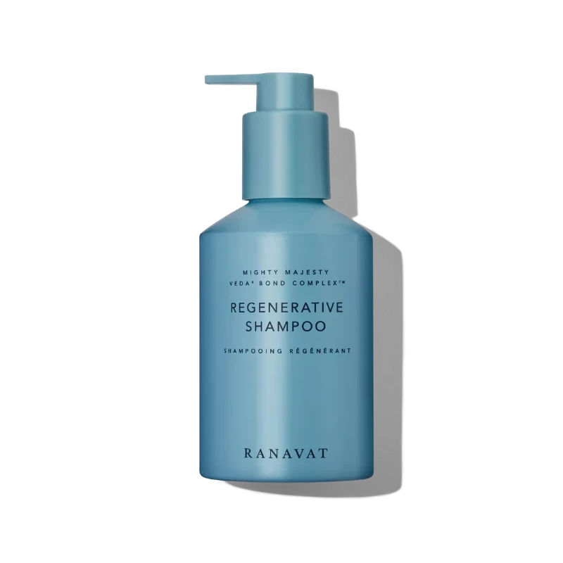 Ranavat hellblaue Regenerative Shampoo Flasche auf weißem Hintergrund