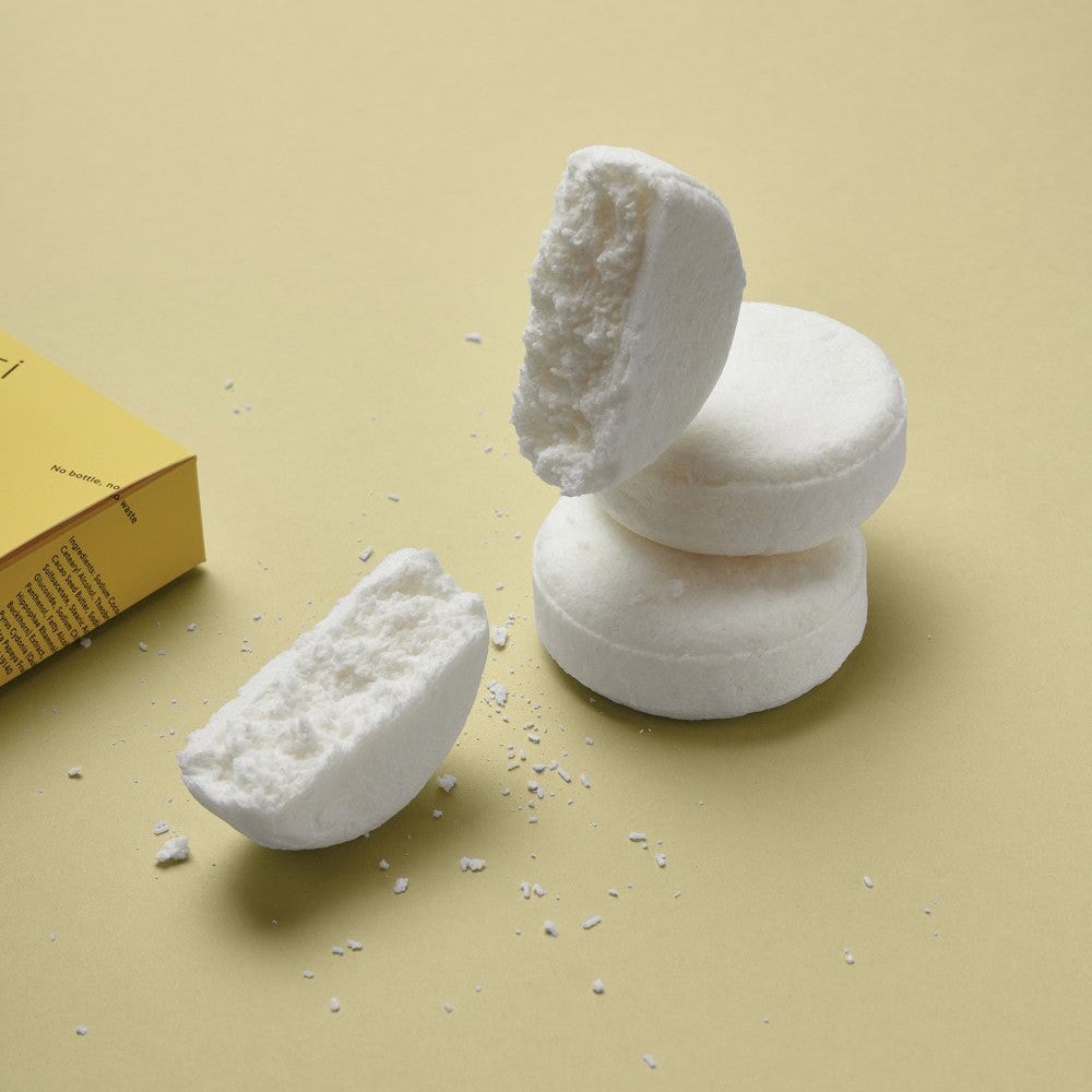 Texturansicht des festen Shampoo-Bars REVÁ von Abhat Suisse im Ganzen und aufgebrochen.